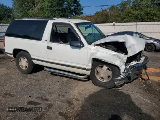 1995 GMC Yukon with VIN 1GKEK18K2SJ700616, listed as a Copart auction lot 68582034 with 205,980 mi miles and Salvage Title. Bid and sale history available at carsss.com. Image 4.