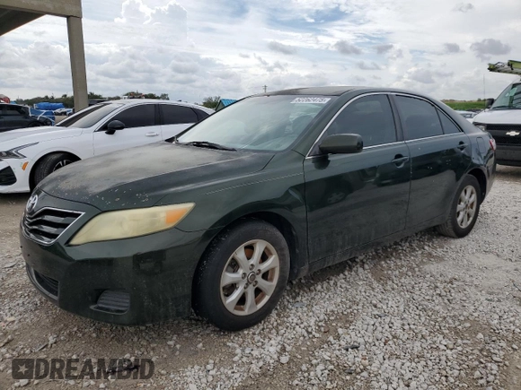 2010 Toyota Camry z VIN 4T1BF3EK4AU570933, wystawiony jako Copart lot #52262475 z przebiegiem 166 277 mil mil oraz Czysty tytuł • Clean title. Historia ofert i sprzedaży dostępna na DreamBid. Obrazek 1.