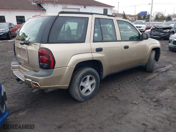 2006 Chevrolet TrailBlazer LS with VIN 1GNDS13S062272048, listed as a IAAI auction lot 41715537 with 140,618 mi miles. Bid and sale history available at carsss.com. Image 4.