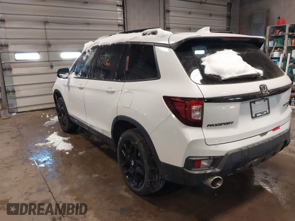 2025 Honda Passport Black Edition z VIN 5FNYF8H84SB003594, wystawiony jako IAAI lot #41582469 z przebiegiem Nie podano mil oraz . Historia ofert i sprzedaży dostępna na DreamBid. Obrazek 3.
