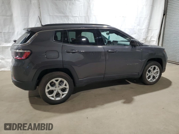 2024 Jeep Compass Latitude z VIN 3C4NJDBN3RT120345, wystawiony jako Copart lot #45423375 z przebiegiem 985 mil mil oraz Czysty tytuł • Clean title. Historia ofert i sprzedaży dostępna na DreamBid. Obrazek 3.