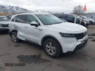 2022 Kia Sorento LX z VIN 5XYRGDLC8NG072405, wystawiony jako IAAI lot #41109132 z przebiegiem 43 925 mil mil oraz . Historia ofert i sprzedaży dostępna na DreamBid. Obrazek 1.