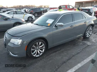 2018 Chrysler 300 Touring z VIN 2C3CCAAG4JH316993, wystawiony jako IAAI lot #41323733 z przebiegiem 59 595 mil mil oraz . Historia ofert i sprzedaży dostępna na DreamBid. Obrazek 18.