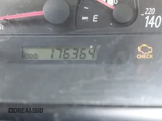2002 Toyota Camry XLE z VIN 4T1BF32K42U035090, wystawiony jako IAAI lot #42250135 z przebiegiem 176 364 mil mil oraz . Historia ofert i sprzedaży dostępna na DreamBid. Obrazek 7.