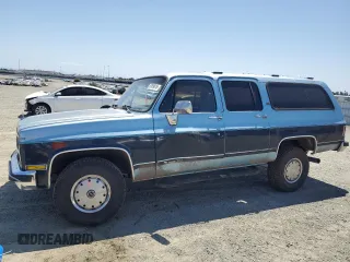 1989 Chevrolet Suburban z VIN 1GNGV26K0KF106072, wystawiony jako Copart lot #57659815 z przebiegiem 83 326 mil mil oraz Czysty tytuł • Clean title. Historia ofert i sprzedaży dostępna na DreamBid. Obrazek 1.