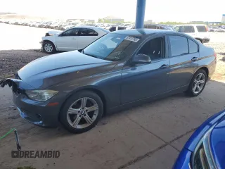 2013 BMW 3 Series 320i xDrive z VIN WBA3C3C50DF982044, wystawiony jako Copart lot #57412795 z przebiegiem 136 085 mil mil oraz Szkoda całkowita • Salvage title. Historia ofert i sprzedaży dostępna na DreamBid. Obrazek 1.
