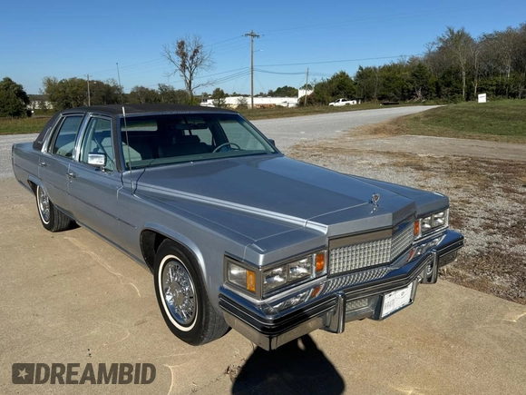 1979 Cadillac Fleetwood z VIN 6B69S99265014, wystawiony jako Copart lot #77011414 z przebiegiem 80 673 mil mil oraz Czysty tytuł • Clean title. Historia ofert i sprzedaży dostępna na DreamBid. Obrazek 1.
