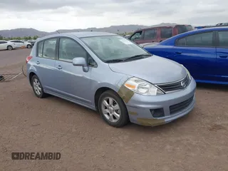 2010 Nissan Versa S z VIN 3N1BC1CPXAL399876, wystawiony jako IAAI lot #42164166 z przebiegiem 135 855 mil mil oraz . Historia ofert i sprzedaży dostępna na DreamBid. Obrazek 1.