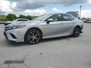 2020 Toyota Camry SE z VIN 4T1G11AK3LU863112, wystawiony jako Copart lot #54119205 z przebiegiem 44 270 mil mil oraz Szkoda całkowita • Salvage title. Historia ofert i sprzedaży dostępna na DreamBid. Obrazek 1.