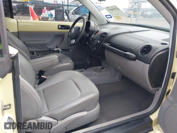 2006 Volkswagen Beetle z VIN 3VWPF31Y66M311261, wystawiony jako IAAI lot #41599012 z przebiegiem 133 792 mil mil oraz . Historia ofert i sprzedaży dostępna na DreamBid. Obrazek 5.