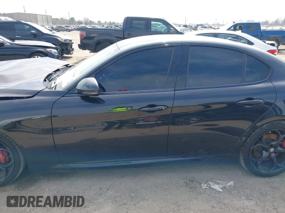 2017 Alfa Romeo Giulia Ti z VIN ZARFAECN7H7541762, wystawiony jako IAAI lot #41549460 z przebiegiem Nie podano mil oraz . Historia ofert i sprzedaży dostępna na DreamBid. Obrazek 14.
