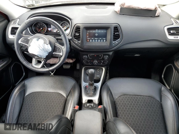 2020 Jeep Compass Latitude z VIN 3C4NJDBB1LT129848, wystawiony jako Copart lot #56048045 z przebiegiem 42 449 mil mil oraz Szkoda całkowita • Salvage title. Historia ofert i sprzedaży dostępna na DreamBid. Obrazek 8.