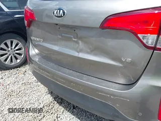 2015 Kia Sorento LX with VIN 5XYKT4A75FG640517, listed as a IAAI auction lot 42019468 with 135,710 mi miles. Bid and sale history available at carsss.com. Image 6.