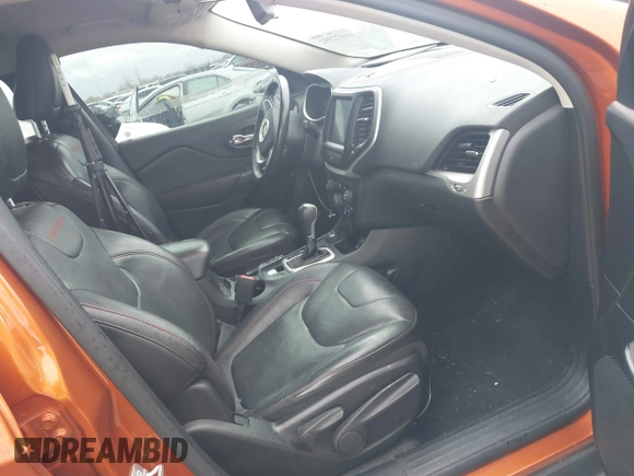 2016 Jeep Cherokee Trailhawk z VIN 1C4PJMBS0GW155379, wystawiony jako IAAI lot #41472352 z przebiegiem 116 036 mil mil oraz . Historia ofert i sprzedaży dostępna na DreamBid. Obrazek 5.