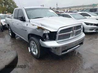 2012 Ram 1500 Big Horn z VIN 1C6RD6GT3CS224300, wystawiony jako IAAI lot #40807733 z przebiegiem 145 495 mil mil oraz . Historia ofert i sprzedaży dostępna na DreamBid. Obrazek 1.
