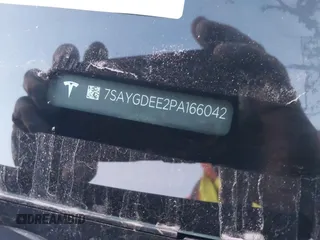 2023 Tesla Model Y Long Range z VIN 7SAYGDEE2PA166042, wystawiony jako IAAI lot #41348960 z przebiegiem Nie podano mil oraz . Historia ofert i sprzedaży dostępna na DreamBid. Obrazek 9.