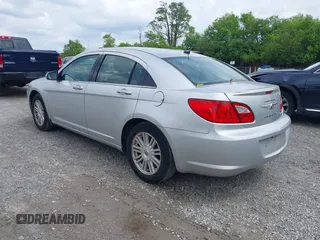 2009 Chrysler Sebring Touring z VIN 1C3LC56BX9N505929, wystawiony jako IAAI lot #42442908 z przebiegiem 114 012 mil mil oraz . Historia ofert i sprzedaży dostępna na DreamBid. Obrazek 3.