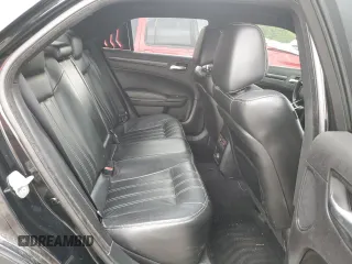 2014 Chrysler 300 S z VIN 2C3CCAGG1EH297607, wystawiony jako Copart lot #56889285 z przebiegiem 136 485 mil mil oraz Szkoda całkowita • Salvage title. Historia ofert i sprzedaży dostępna na DreamBid. Obrazek 10.