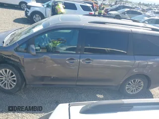 2011 Toyota Sienna XLE AAS z VIN 5TDYK3DC9BS133603, wystawiony jako IAAI lot #42218111 z przebiegiem 227 329 mil mil oraz . Historia ofert i sprzedaży dostępna na DreamBid. Obrazek 14.