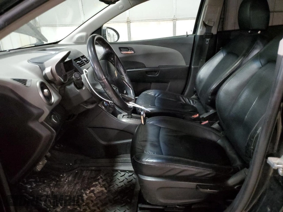 2012 Chevrolet Sonic LTZ z VIN 1G1JE5SH3C4151930, wystawiony jako Copart lot #84337574 z przebiegiem 125 606 mil mil oraz Szkoda całkowita • Salvage title. Historia ofert i sprzedaży dostępna na DreamBid. Obrazek 7.