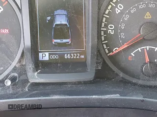 2021 Toyota Tacoma SR z VIN 5TFAX5GN8MX192277, wystawiony jako IAAI lot #42277081 z przebiegiem 66 322 mil mil oraz . Historia ofert i sprzedaży dostępna na DreamBid. Obrazek 16.