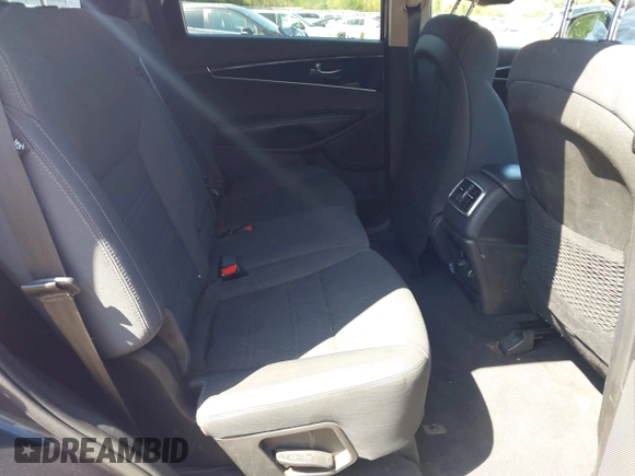 2019 Kia Sorento LX z VIN 5XYPG4A35KG529645, wystawiony jako IAAI lot #41995339 z przebiegiem 106 827 mil mil oraz . Historia ofert i sprzedaży dostępna na DreamBid. Obrazek 8.