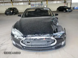 2014 Tesla Model S 60 z VIN 5YJSA1H11EFP36480, wystawiony jako Copart lot #71210254 z przebiegiem 121 014 mil mil oraz Szkoda całkowita • Salvage title. Historia ofert i sprzedaży dostępna na DreamBid. Obrazek 5.