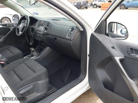 2009 Volkswagen Tiguan S with VIN WVGAV75NX9W528508, listed as a IAAI auction lot 41318636 with 175,651 mi miles. Bid and sale history available at carsss.com. Image 5.