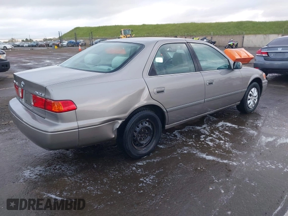2000 Toyota Camry CE z VIN 4T1BG22K3YU691054, wystawiony jako IAAI lot #41896526 z przebiegiem 303 993 mil mil oraz . Historia ofert i sprzedaży dostępna na DreamBid. Obrazek 4.