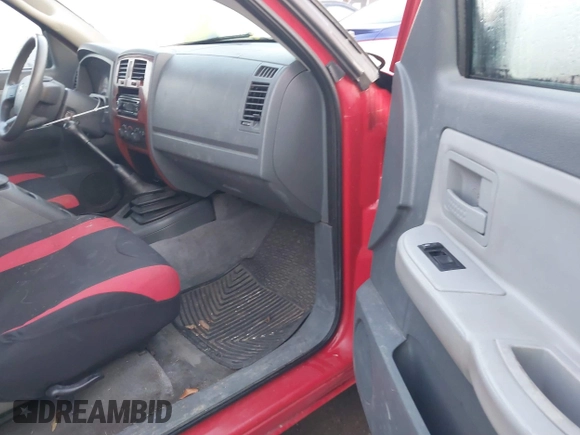 2005 Dodge Dakota SLT z VIN 1D7HE48K85S297456, wystawiony jako IAAI lot #41538482 z przebiegiem 192 229 mil mil oraz . Historia ofert i sprzedaży dostępna na DreamBid. Obrazek 5.
