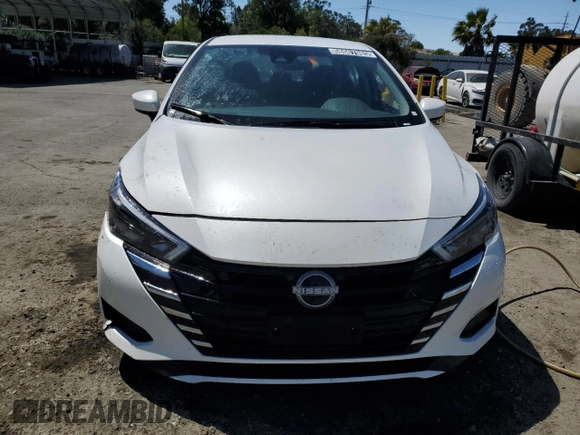 2025 Nissan Versa SV z VIN 3N1CN8EV1SL817021, wystawiony jako Copart lot #58667985 z przebiegiem 14 085 mil mil oraz Szkoda całkowita • Salvage title. Historia ofert i sprzedaży dostępna na DreamBid. Obrazek 5.