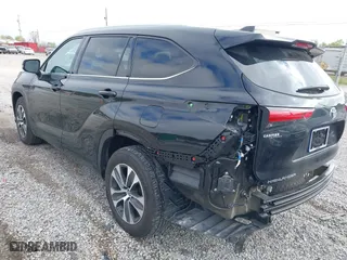 2021 Toyota Highlander XLE with VIN 5TDGZRAH3MS038077, listed as a IAAI auction lot 41886637 with 43,585 mi miles. Bid and sale history available at carsss.com. Image 3.