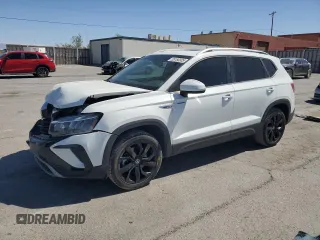 2022 Volkswagen Taos SE z VIN 3VVLX7B27NM023975, wystawiony jako Copart lot #55180305 z przebiegiem 70 695 mil mil oraz Szkody całkowita. Historia ofert i sprzedaży dostępna na DreamBid. Obrazek 1.