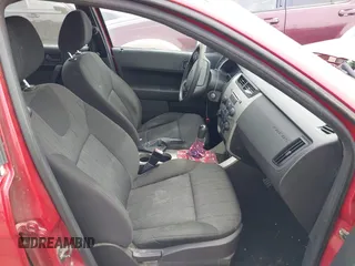 2009 Ford Focus SE z VIN 1FAHP35N69W197700, wystawiony jako IAAI lot #41834668 z przebiegiem 176 623 mil mil oraz . Historia ofert i sprzedaży dostępna na DreamBid. Obrazek 5.