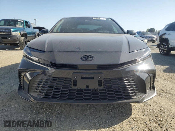 2025 Toyota Camry LE z VIN 4T1DBADK2SU523525, wystawiony jako Copart lot #55138715 z przebiegiem 3 270 mil mil oraz Szkoda całkowita • Salvage title. Historia ofert i sprzedaży dostępna na DreamBid. Obrazek 5.