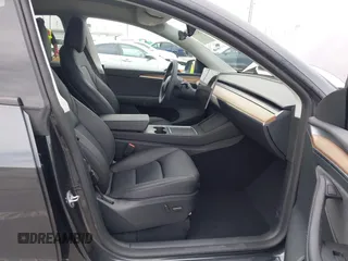 2024 Tesla Model Y z VIN 7SAYGDEDXRF032666, wystawiony jako IAAI lot #42373033 z przebiegiem 7 428 mil mil oraz . Historia ofert i sprzedaży dostępna na DreamBid. Obrazek 5.