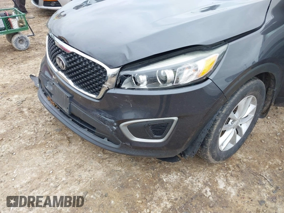 2017 Kia Sorento LX z VIN 5XYPG4A33HG274938, wystawiony jako IAAI lot #42341796 z przebiegiem 153 168 mil mil oraz . Historia ofert i sprzedaży dostępna na DreamBid. Obrazek 17.