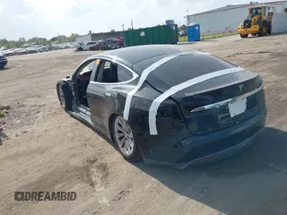 2013 Tesla Model S Performance с VIN 5YJSA1DP2DFP05411, выставлен на аукционе IAAI как лот 42705130 с пробегом Не указан миль и . История ставок и продаж доступна на DreamBid. Изображение 3.