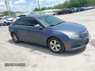 2014 Chevrolet Cruze 1LT z VIN 1G1PC5SB1E7102335, wystawiony jako IAAI lot #42226743 z przebiegiem 236 900 mil mil oraz . Historia ofert i sprzedaży dostępna na DreamBid. Obrazek 1.