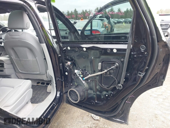 2019 Audi Q7 Premium Plus с VIN WA1LHAF77KD038525, выставлен на аукционе IAAI как лот 41736141 с пробегом 38 928 миль миль и . История ставок и продаж доступна на DreamBid. Изображение 17.