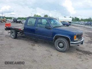 2000 GMC Sierra 3500 z VIN 1GTGC33R1YF502154, wystawiony jako IAAI lot #42183662 z przebiegiem 157 504 mil mil oraz . Historia ofert i sprzedaży dostępna na DreamBid. Obrazek 1.