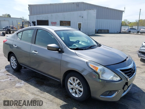 2016 Nissan Versa S z VIN 3N1CN7AP5GL916028, wystawiony jako IAAI lot #41923508 z przebiegiem 113 224 mil mil oraz . Historia ofert i sprzedaży dostępna na DreamBid. Obrazek 1.