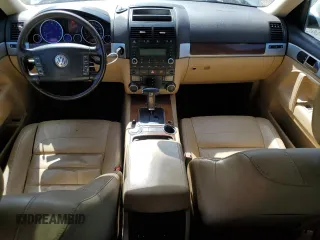 2008 Volkswagen Touareg V6 z VIN WVGBE77L68D012544, wystawiony jako Copart lot #58716985 z przebiegiem 148 637 mil mil oraz Czysty tytuł • Clean title. Historia ofert i sprzedaży dostępna na DreamBid. Obrazek 8.
