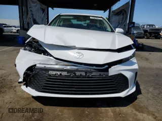 2025 Toyota Camry LE z VIN 4T1DAACK9SU061095, wystawiony jako Copart lot #59724705 z przebiegiem 9 032 mil mil oraz Czysty tytuł • Clean title. Historia ofert i sprzedaży dostępna na DreamBid. Obrazek 5.