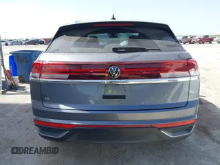 2024 Volkswagen Atlas SE z VIN 1V2DE2CA8RC202274, wystawiony jako IAAI lot #41864958 z przebiegiem 32 957 mil mil oraz . Historia ofert i sprzedaży dostępna na DreamBid. Obrazek 16.