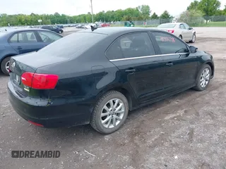 2013 Volkswagen Jetta SE z VIN 3VWDX7AJ5DM258429, wystawiony jako IAAI lot #42372776 z przebiegiem 211 579 mil mil oraz . Historia ofert i sprzedaży dostępna na DreamBid. Obrazek 4.