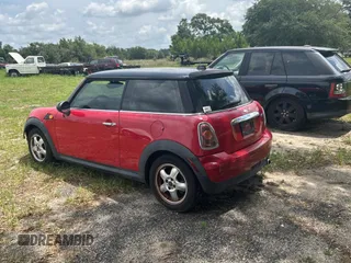 2010 MINI Hardtop z VIN WMWMF3C55ATZ24438, wystawiony jako Copart lot #59035285 z przebiegiem 138 500 mil mil oraz Tytuł czysty. Historia ofert i sprzedaży dostępna na DreamBid. Obrazek 3.