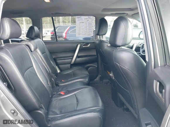 2011 Toyota Highlander with VIN 5TDBK3EH0BS065899, listed as a IAAI auction lot 41281584 with 177,497 mi miles. Bid and sale history available at carsss.com. Image 8.