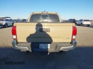 2017 Toyota Tacoma SR5 z VIN 5TFAZ5CN2HX039996, wystawiony jako IAAI lot #41406419 z przebiegiem 132 200 mil mil oraz . Historia ofert i sprzedaży dostępna na DreamBid. Obrazek 16.