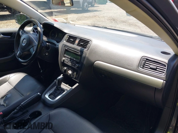 2013 Volkswagen Jetta SE with VIN 3VWDP7AJ2DM447510, listed as a IAAI auction lot 42522268 with 240,467 mi miles and . Bid and sale history available at DreamBid. Image 5.